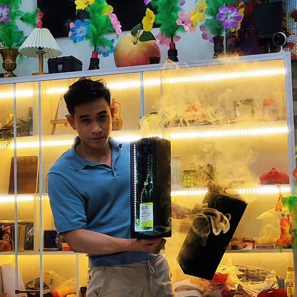 Hộp xuất hiện chai rựu đèn khói